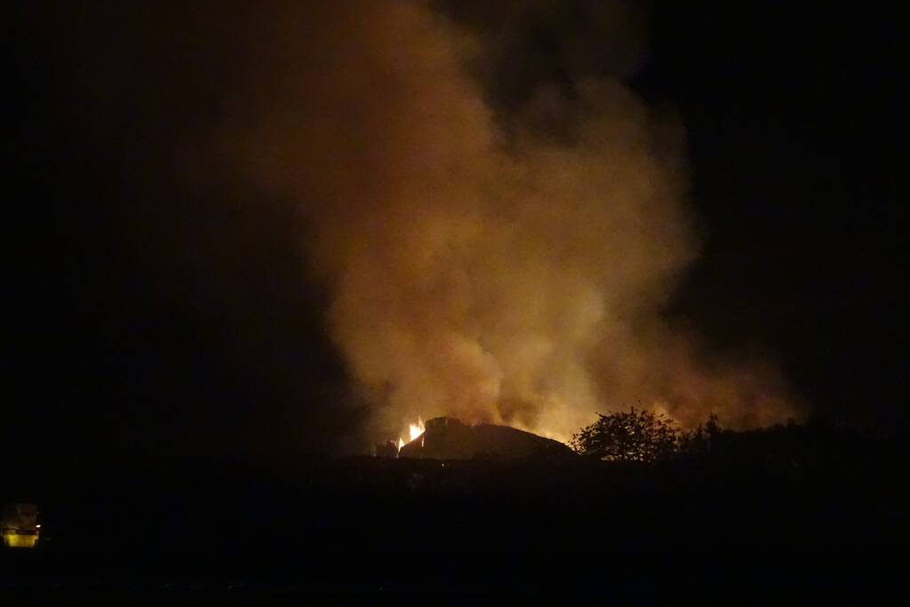 Twee schuren met fruitkisten verwoest door brand