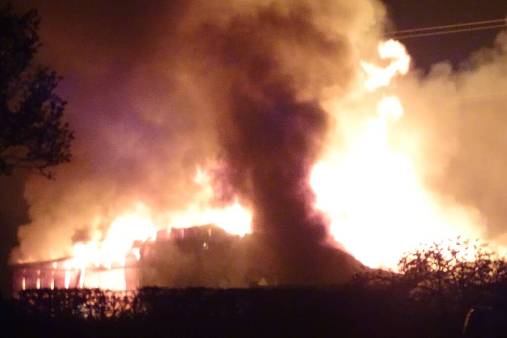 Twee schuren met fruitkisten verwoest door brand