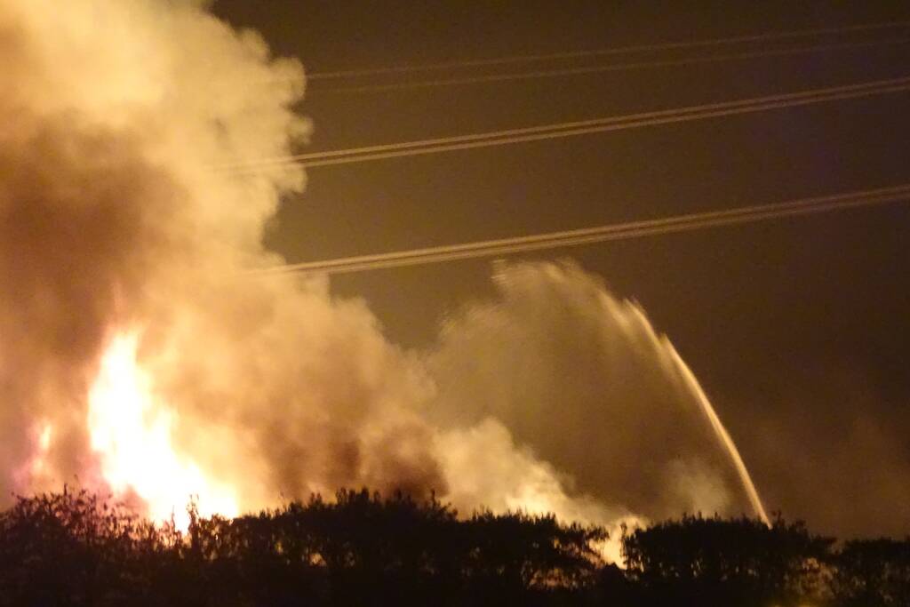 Twee schuren met fruitkisten verwoest door brand