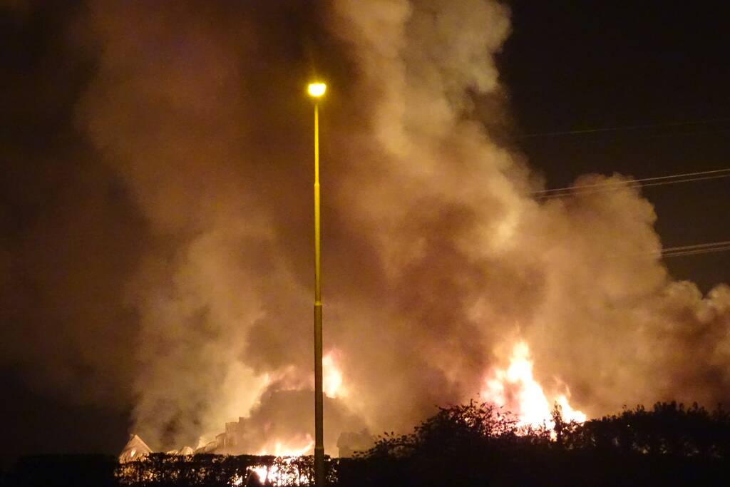 Twee schuren met fruitkisten verwoest door brand