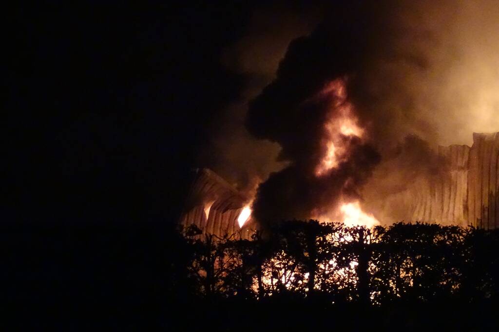 Twee schuren met fruitkisten verwoest door brand