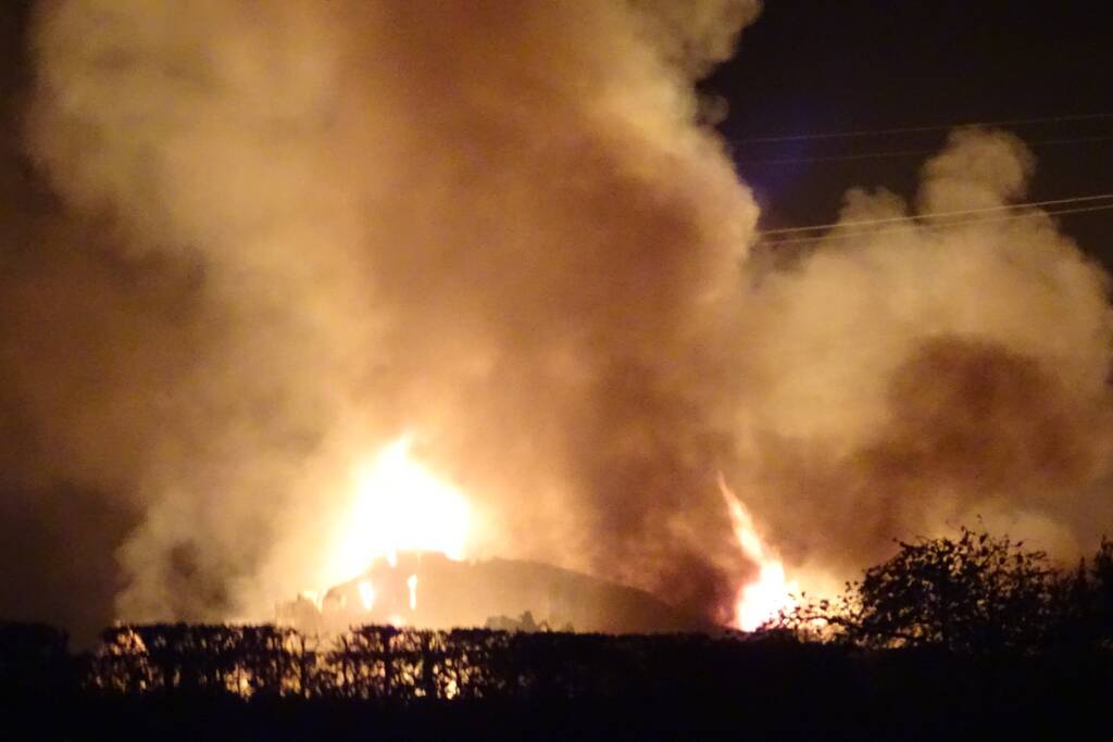 Twee schuren met fruitkisten verwoest door brand