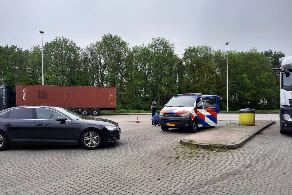 Verkeerscontrole KMAR parkeerplaats tankstation