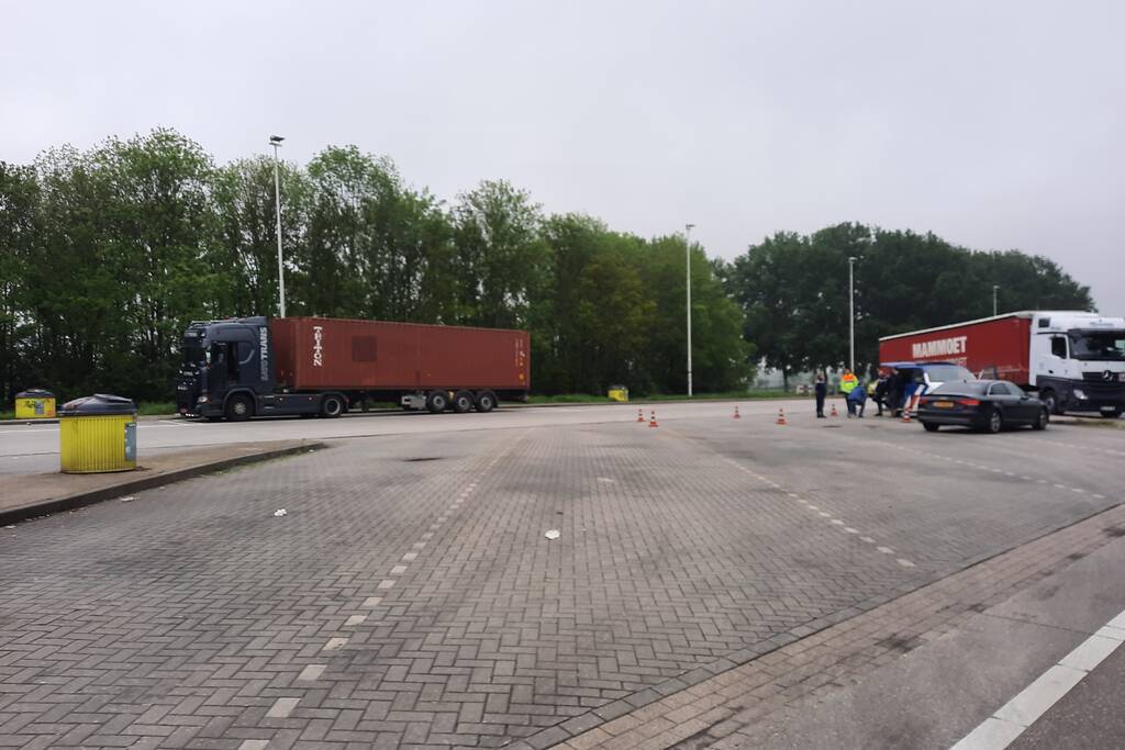 Verkeerscontrole KMAR parkeerplaats tankstation