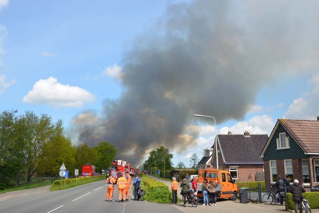 Brand op dak van pand zorgt voor enorme rookwolken