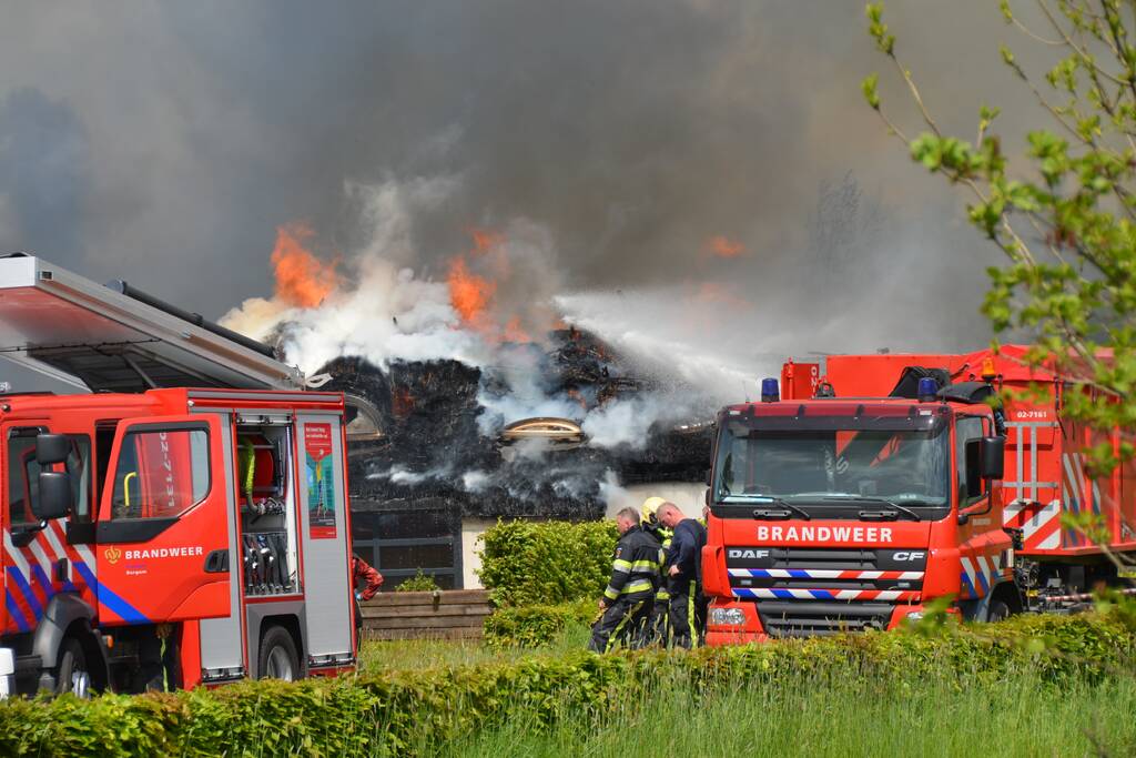Brand op dak van pand zorgt voor enorme rookwolken