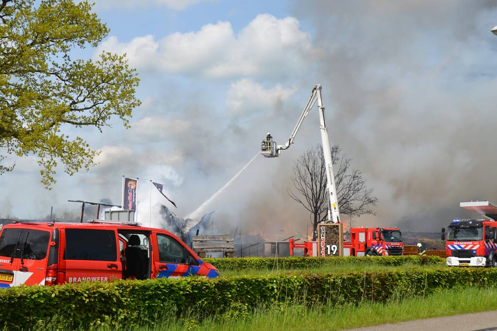 Brand op dak van pand zorgt voor enorme rookwolken