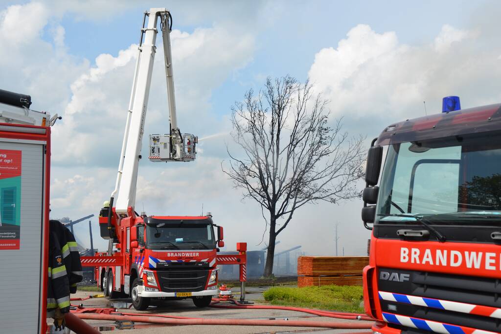 Brand op dak van pand zorgt voor enorme rookwolken