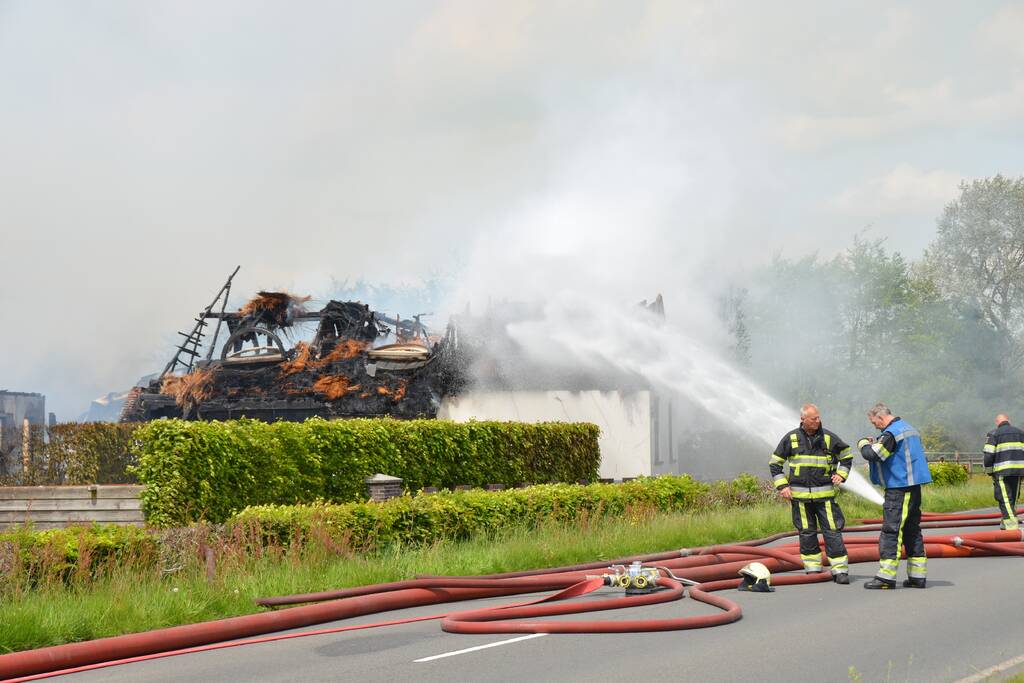 Brand op dak van pand zorgt voor enorme rookwolken