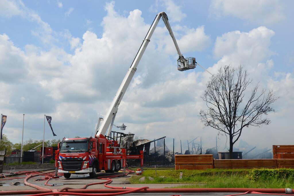 Brand op dak van pand zorgt voor enorme rookwolken