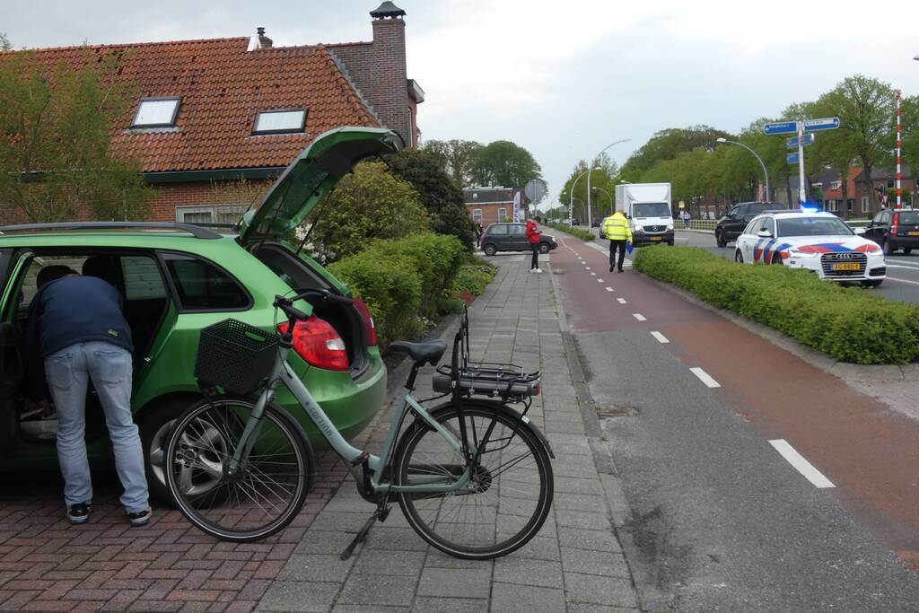 Fietser en personenauto met elkaar in botsing