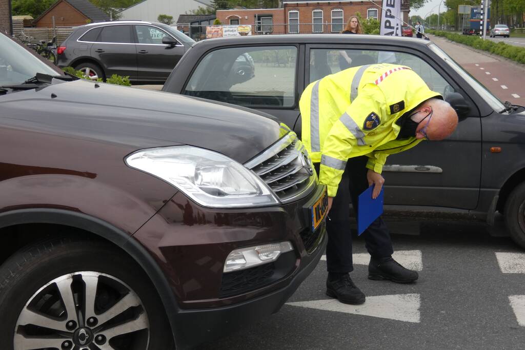 Fietser en personenauto met elkaar in botsing
