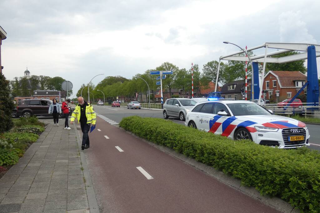 Fietser en personenauto met elkaar in botsing