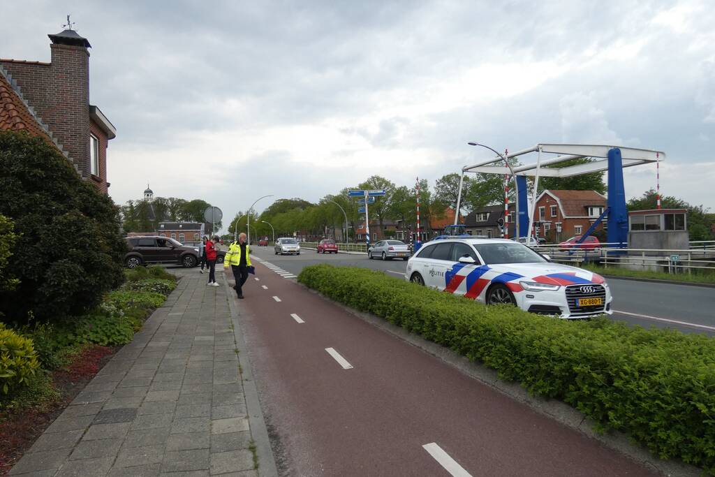 Fietser en personenauto met elkaar in botsing