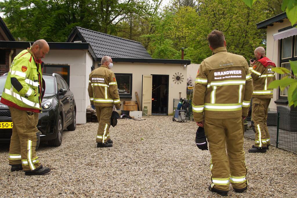 Kast in schuur vat vlam