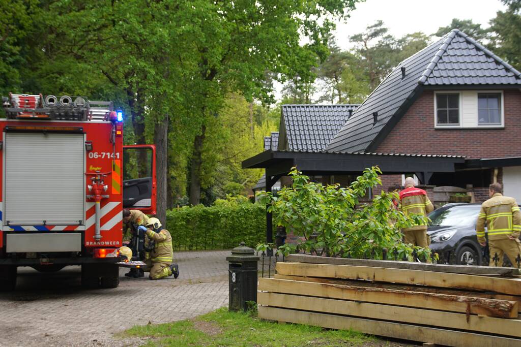 Kast in schuur vat vlam