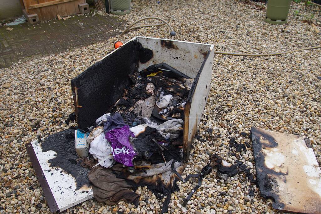 Kast in schuur vat vlam