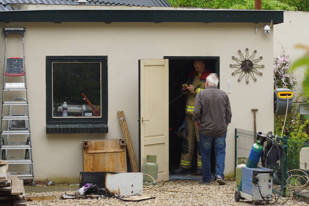 Kast in schuur vat vlam