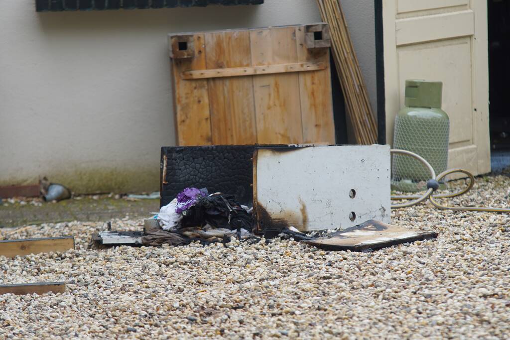 Kast in schuur vat vlam