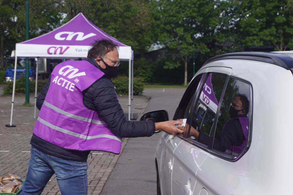 Medewerkers van metalektrobedrijven zijn opnieuw aan het staken