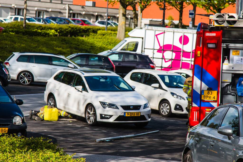 Benzinetank van auto lekgereden