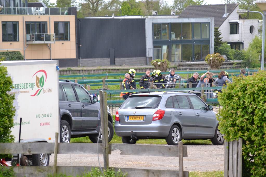 Brandweer bevrijdt paard Zorgmanege Grenzeloos