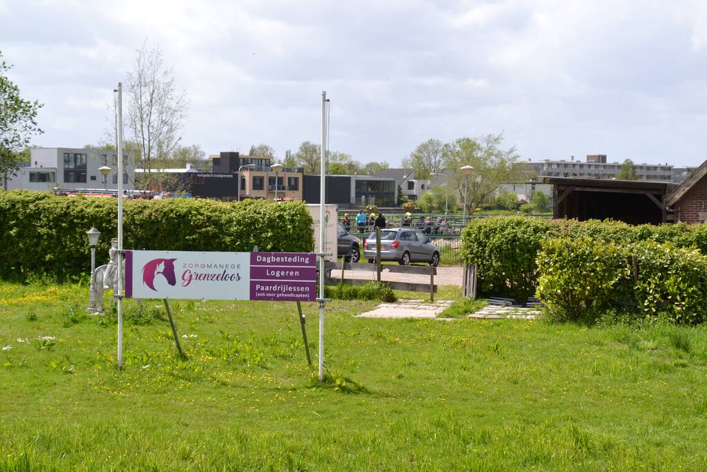 Brandweer bevrijdt paard Zorgmanege Grenzeloos