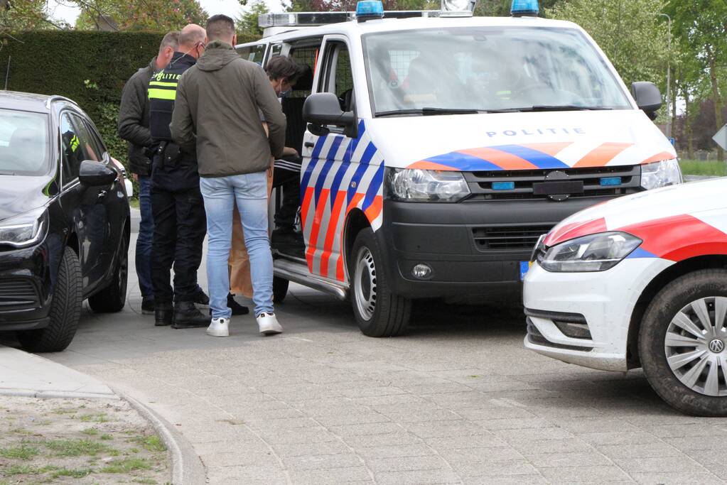 Man uit woning gehaald en aangehouden