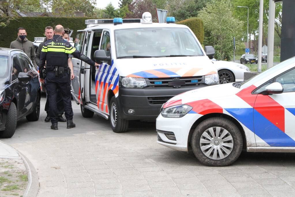 Man uit woning gehaald en aangehouden