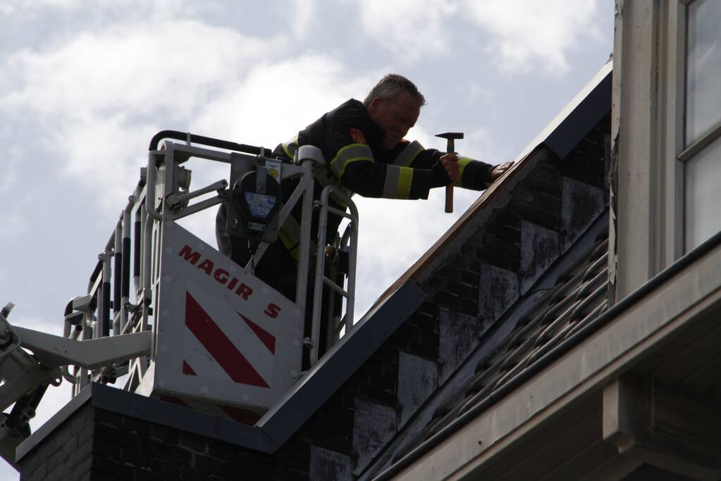 Dakbedekking waait los van pand