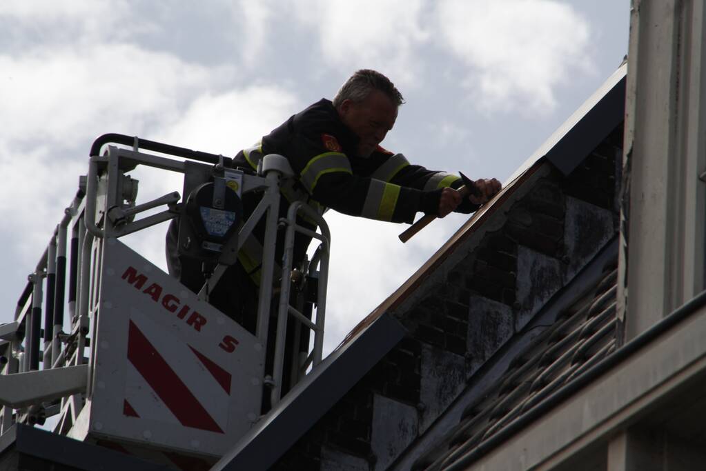 Dakbedekking waait los van pand