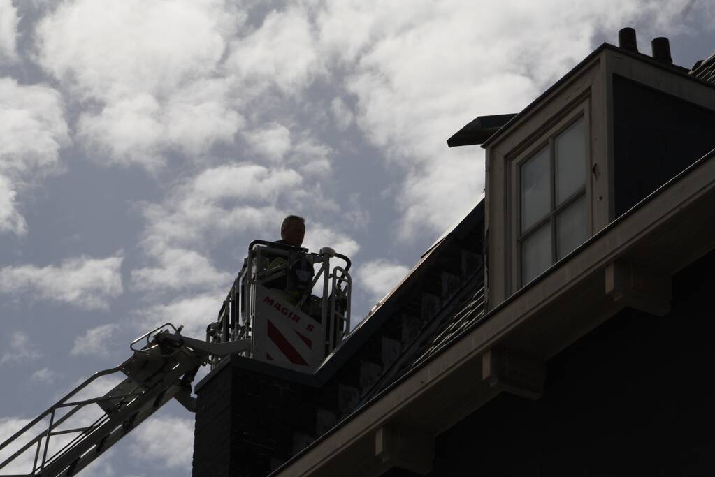 Dakbedekking waait los van pand