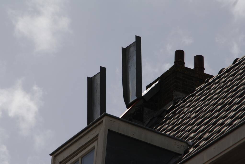 Dakbedekking waait los van pand