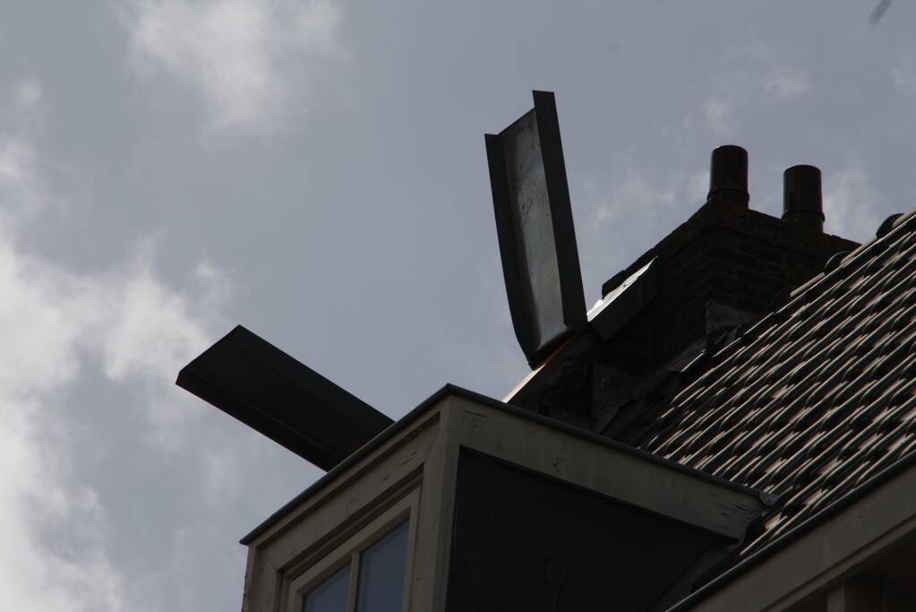 Dakbedekking waait los van pand