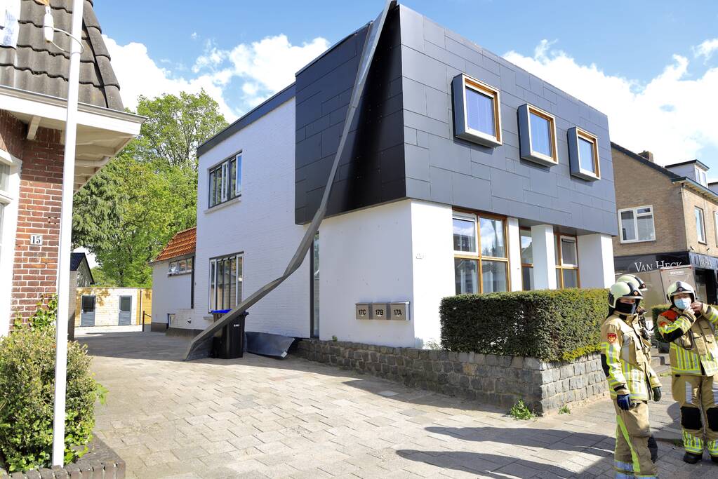 Dakrand komt los door harde wind