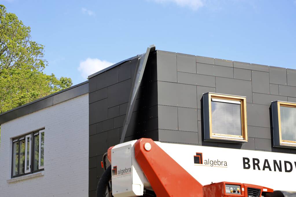 Dakrand komt los door harde wind