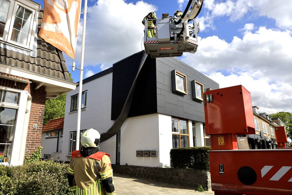 Dakrand komt los door harde wind