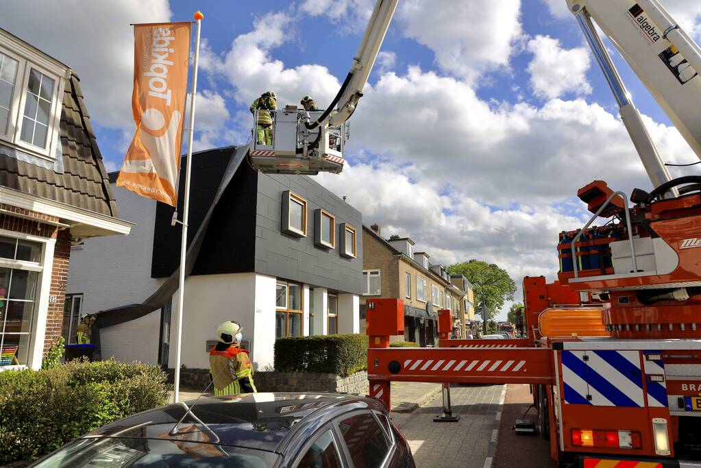 Dakrand komt los door harde wind