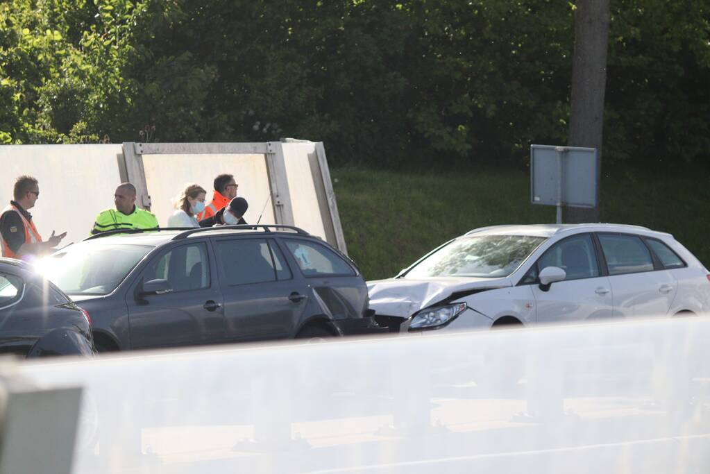 Veel schade bij kop-staartbotsing