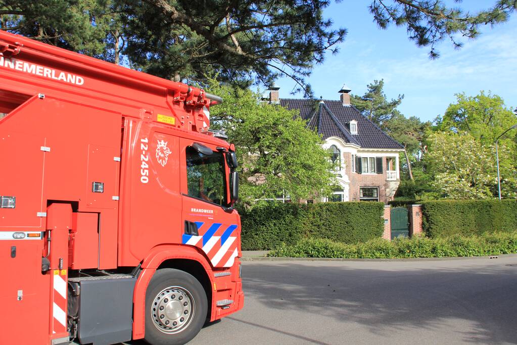 Brandweer zet schoorsteenkap terug