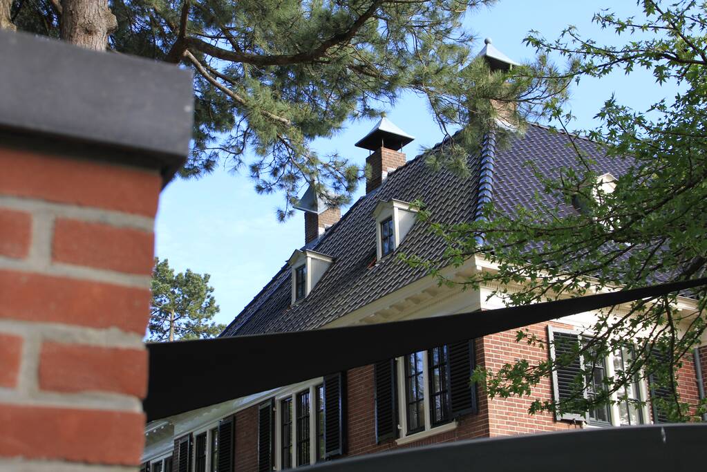 Brandweer zet schoorsteenkap terug