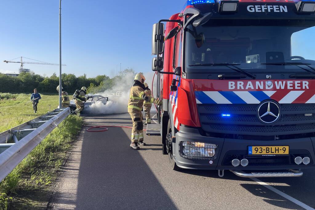 Personenauto volledig uitgebrand