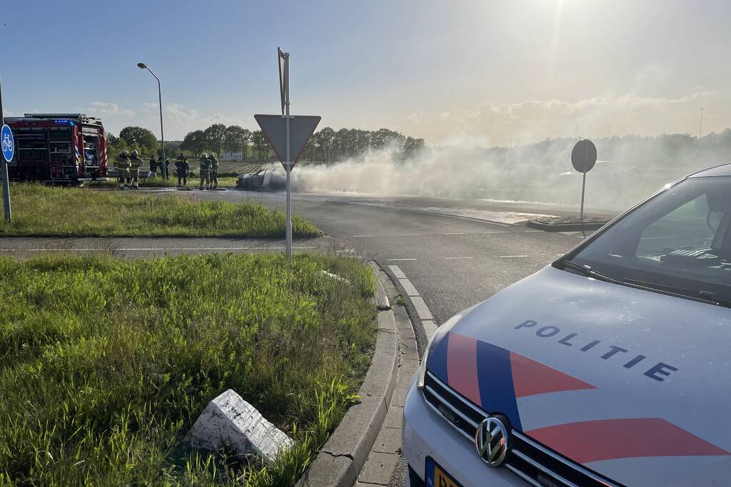 Personenauto volledig uitgebrand