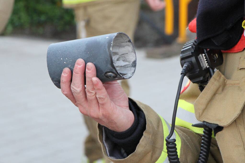 Stuk schoorsteen raakt los door harde wind