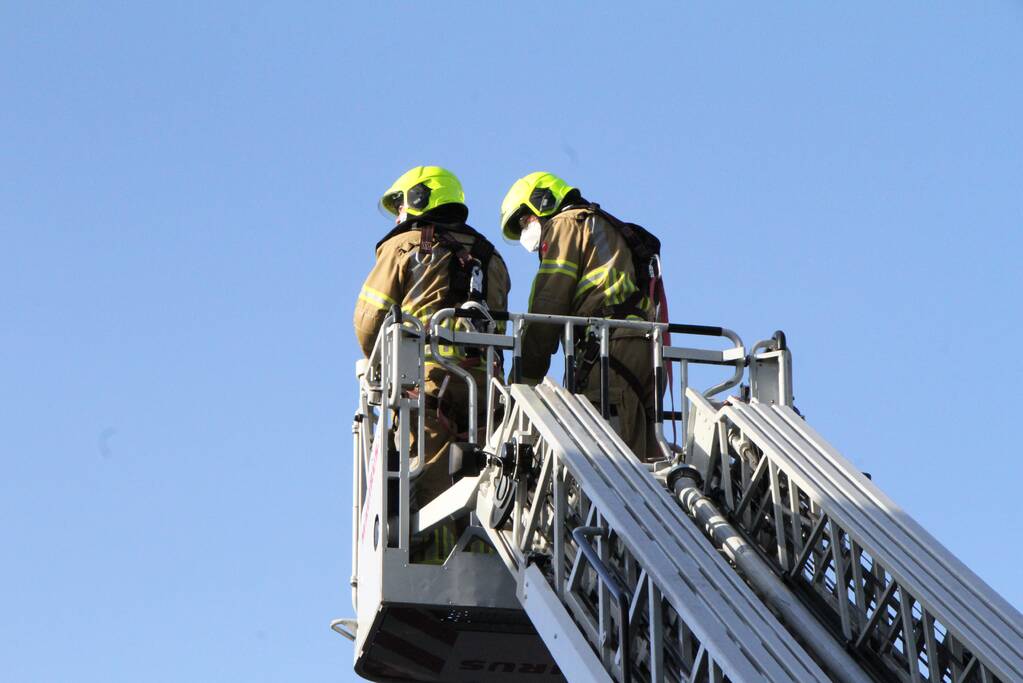 Stuk schoorsteen raakt los door harde wind