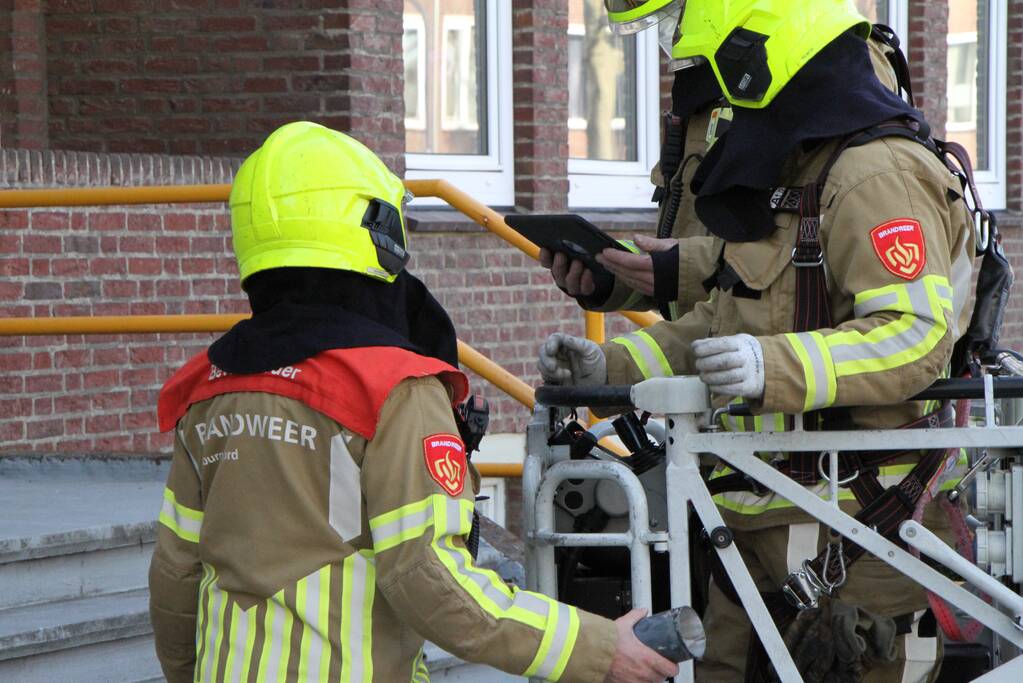 Stuk schoorsteen raakt los door harde wind