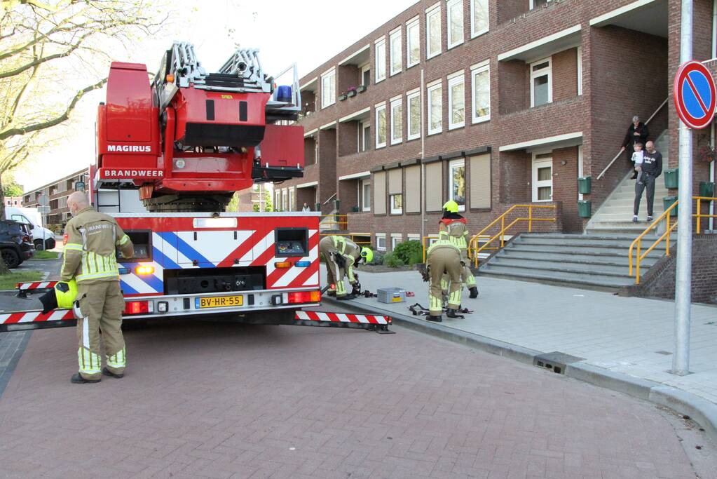 Stuk schoorsteen raakt los door harde wind