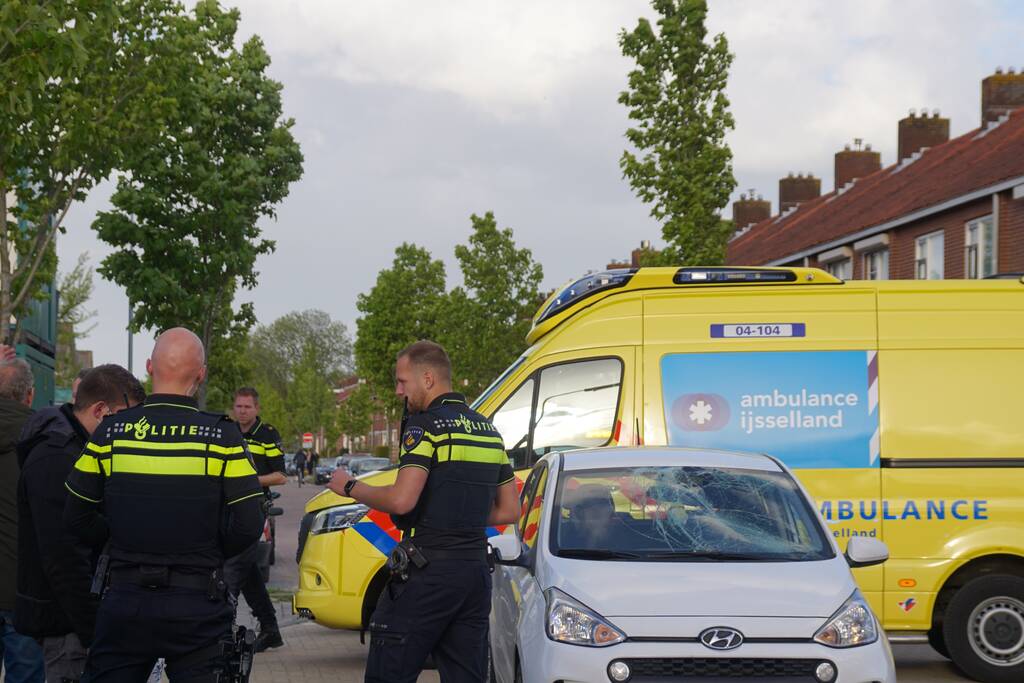 Fietser zwaargewond door botsing met personenauto