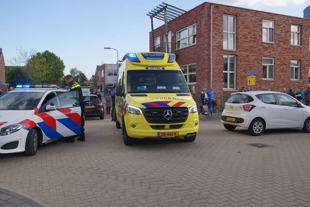 Fietser zwaargewond door botsing met personenauto
