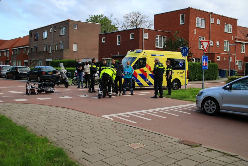 Fietser en scooterrijder met elkaar in botsing